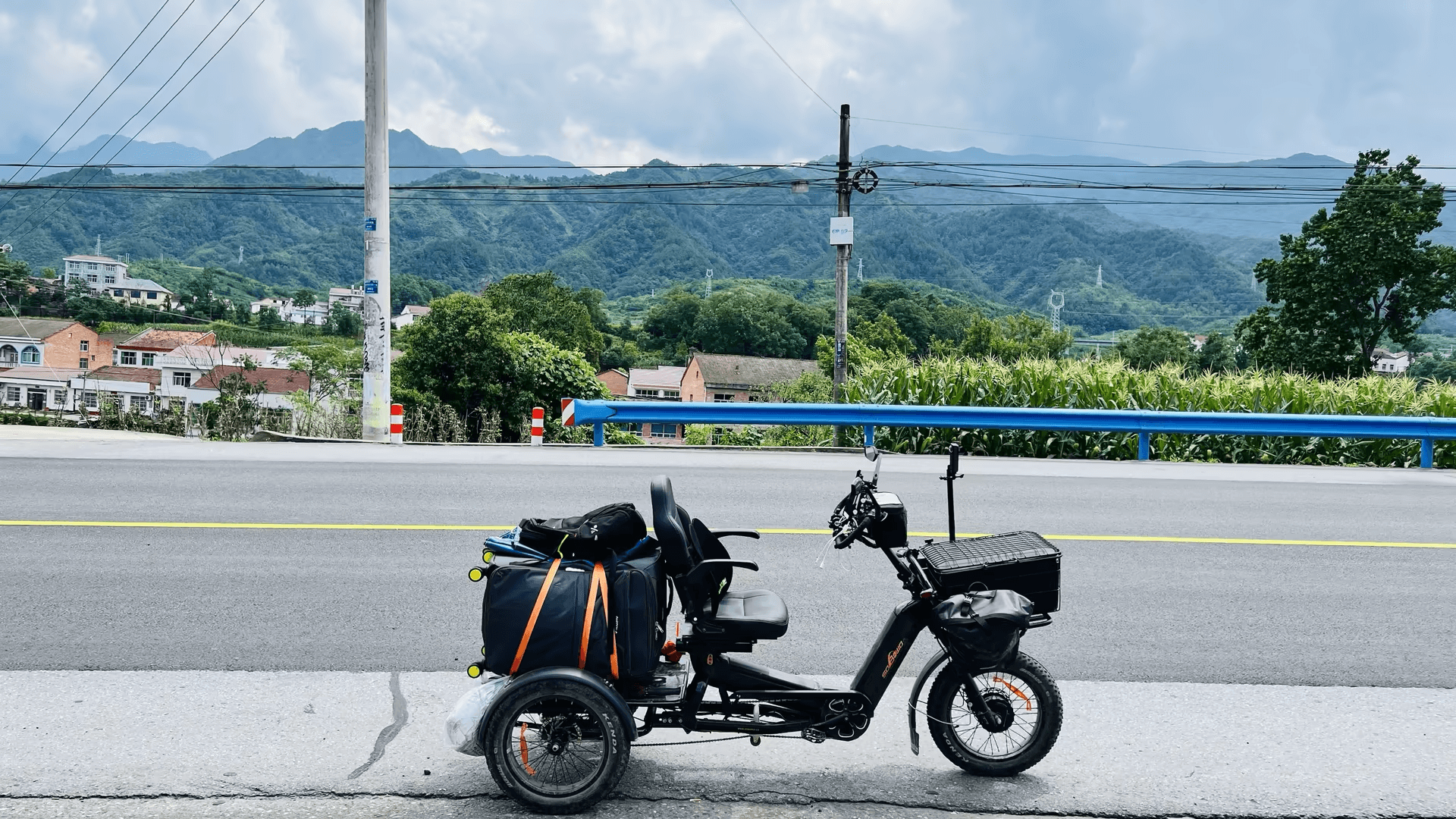 sobowo semi recumbent electric tricycle real scene photo